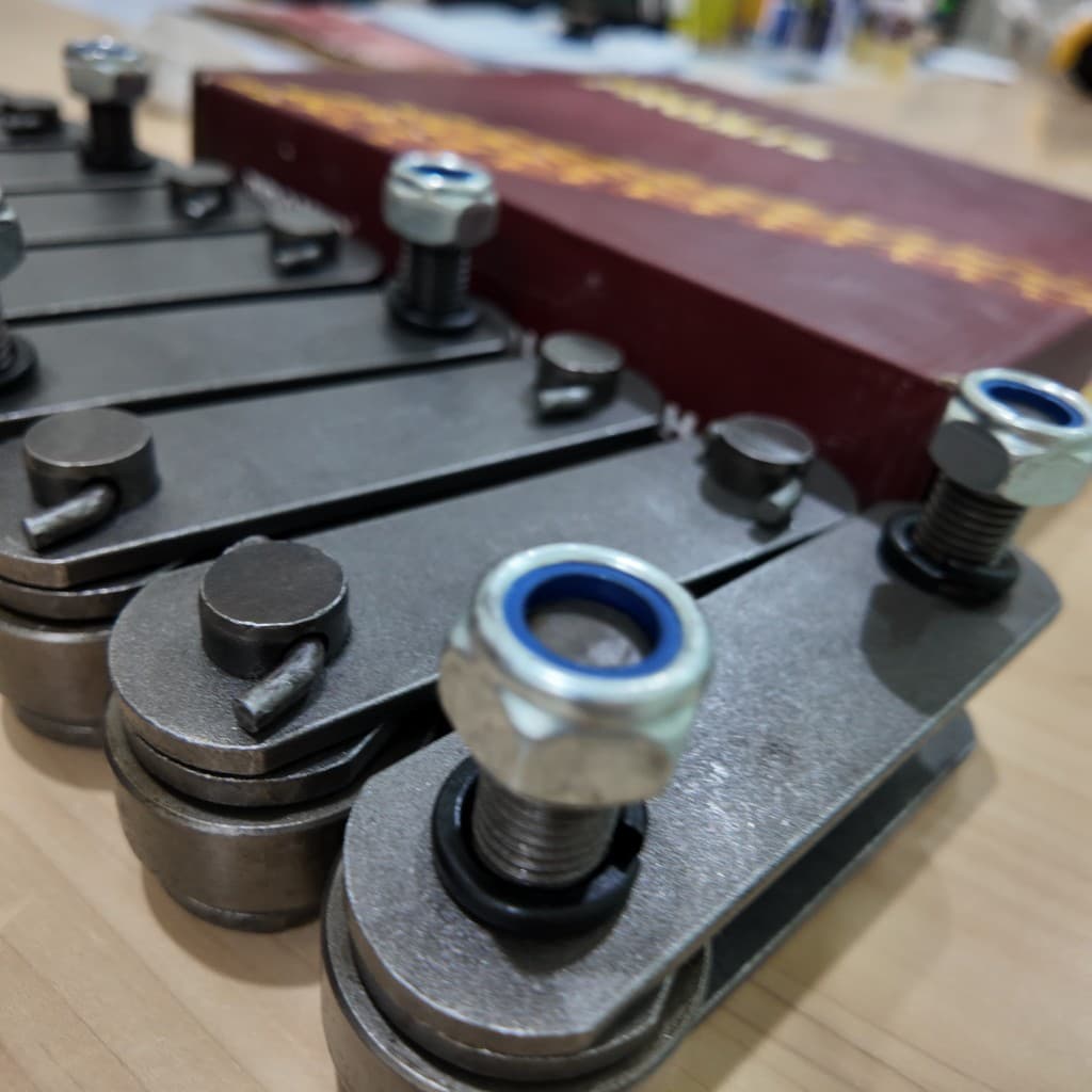 Heavy duty industrial conveyor chain connecting link